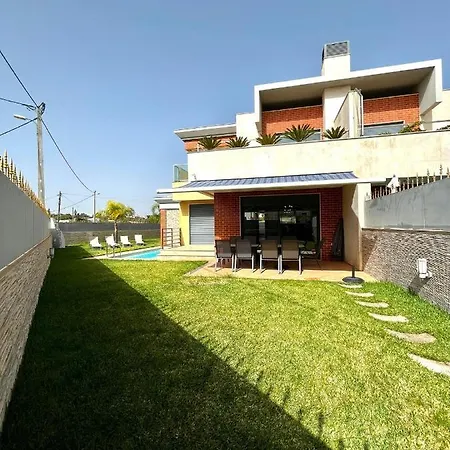 Vila Funtastic With Pool